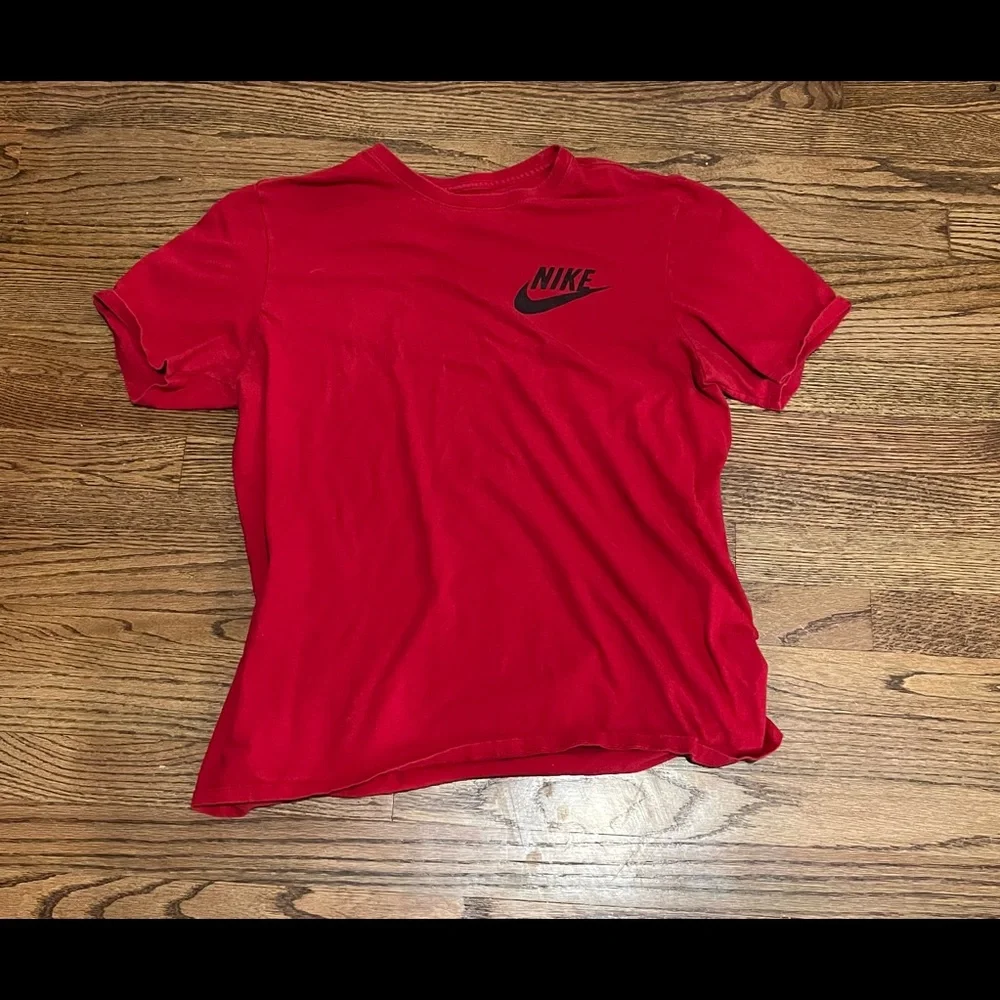 Large red Nike short sleeve shirt - Picture 1 of 3